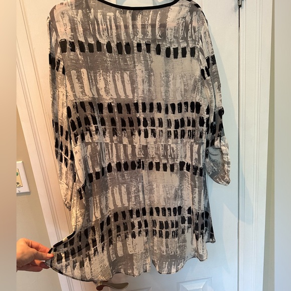 Tunic style sheer 3/4 sleeve blouse - Canadian designer - Picture 4 of 4